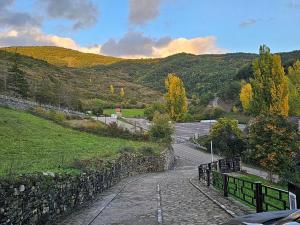 Blick auf eine Straße mit einer Steinmauer in der Unterkunft Aisa Casa Simon in Aísa