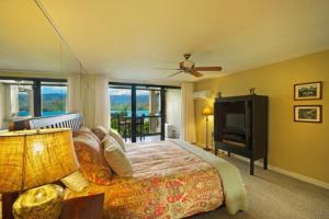 una camera da letto con un letto e una TV a schermo piatto di Hanalei Bay Resort 9204 five a Princeville Altre 15 foto