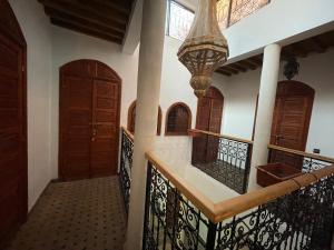 un corridoio di una casa con porte in legno di Riad ouhmidi a Marrakech