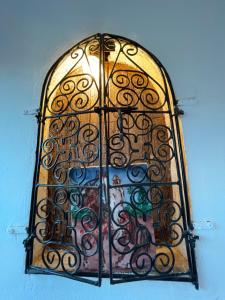 een metalen venster met veel scharen bij Riad ouhmidi in Marrakesh