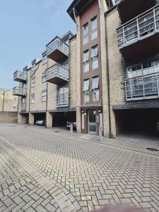 an empty brick street in front of a building at Barking 1 bed flat With Parking in Barking