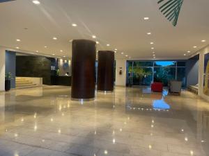 a lobby with two pillars in the middle of a building at Apartamento de lujo Morros ULTRA con vista y acceso directo al mar , Cartagena de Indias in Cartagena de Indias