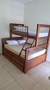 2 łóżka piętrowe w pokoju w obiekcie Rancho peixe grande w mieście Sao Miguel do Araguaia