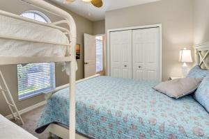 ein Schlafzimmer mit einem Etagenbett und einem Etagenbett in der Unterkunft Mariner's Pointe 202 in Clearwater Beach