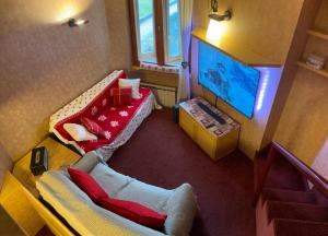 an overhead view of a living room with a television at THE NEST Alpine Loft Ski-in Ski-out in Breuil-Cervinia