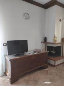 una TV su un tavolo di legno in una stanza di N'DU SCARRON Casa nel centro storico con panorama ad Accettura