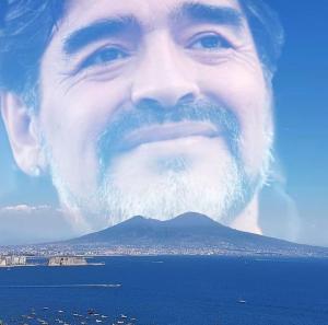 een foto van een man met een berg op de achtergrond bij Home sweet Home in SantʼAntonio Abate