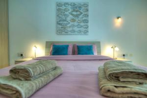 - une chambre avec un grand lit et des couvertures dans l'établissement Modern 3BR Stylish & Spacious Apartment - Close to Sliema Promenade, à Il-Gżira