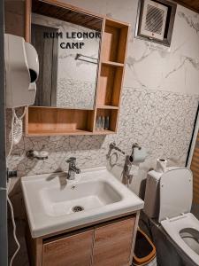 RUM LEONOR CAMP في وادي رم: حمام مع حوض ومرحاض