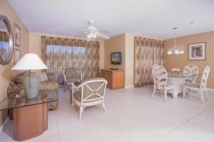 sala de estar con sofá, mesa y sillas en Legacy Vacation Resorts - Palm Coast en Palm Coast