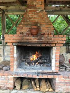 Un horno de ladrillo con fuego. en Villa Kursebi, en Kutaisi