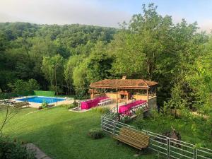 Bazén v ubytování Villa Kursebi nebo v jeho okolí