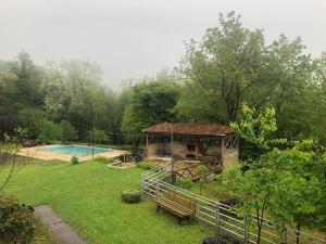 Bazén v ubytování Villa Kursebi nebo v jeho okolí