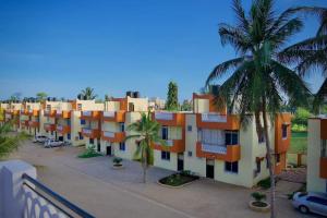 eine Reihe von Apartmenthäusern mit Palmen davor in der Unterkunft Greenwood Garden 3bedroom Mtwapa in Mombasa