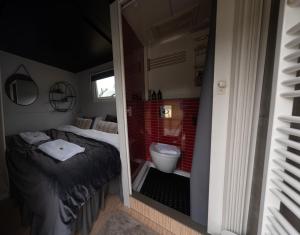 ein Schlafzimmer mit einem Bett und ein Badezimmer mit einem WC in der Unterkunft Golden Circle Truck Experience in Selfoss