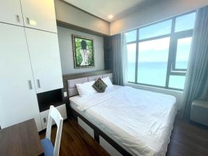 - une chambre avec un lit et une grande fenêtre dans l'établissement Mường Thanh Oceanus Nha Trang, à Nha Trang