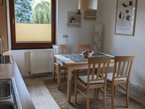 uma cozinha com mesa e cadeiras num quarto em Beautiful holiday apartment in Stolpe em Stolpen