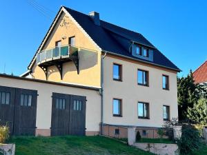 a house with a balcony on the side of it at Beautiful holiday apartment in Stolpe in Stolpen