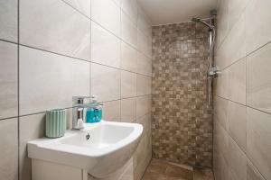 Koupelna v ubytování Coppergate Mews Doncaster 2-bed with private patio