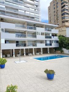 een appartementencomplex met een zwembad ervoor bij Apartamento, La Cala Vicent&Alba in Cala de Finestrat