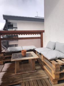 een woonkamer met een bank en een salontafel bij Appartement 6 personnes aux 2 Alpes, au pied des pistes - Wi-fi, Parking gratuit, Terrasse vue sur jardin in Les Deux Alpes