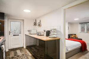 Habitación con cama y cocina con encimera. en Coppergate Mews Apt 1 Stylish 2 bed 2 bath apartment private entrance Doncaster en Doncaster