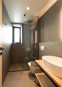 een badkamer met een wastafel en een toilet bij AthensOwl in Athene