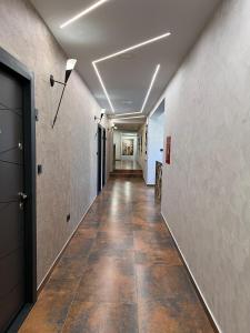an empty hallway with a corridorngthngthngthngthngthngthngthngthngthngth at Super SAN in Posušje