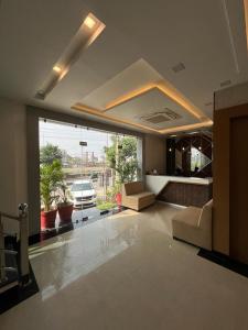 ein Wohnzimmer mit Sofa und Auto darin in der Unterkunft Hotel Royal Casa in Lucknow