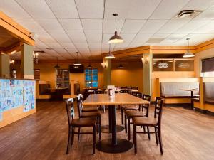 uma sala de jantar com mesa e cadeiras em BCMInns - Lloydminster em Lloydminster