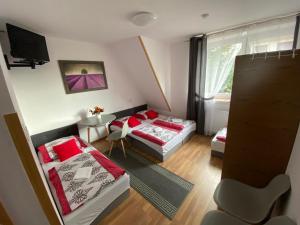 a small room with two beds and a table at Na Górce W Białym Dunajcu in Biały Dunajec