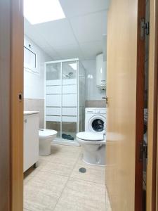 uma casa de banho com um WC e uma máquina de lavar roupa em Apartamento, La Cala Vicent&Alba em Cala de Finestrat