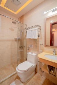 ein Bad mit einem WC, einem Waschbecken und einer Dusche in der Unterkunft Three Inn in Hulhumale