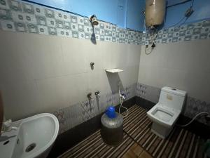 ein kleines Bad mit WC und Waschbecken in der Unterkunft New Ananda lodge in Vriddhāchalam