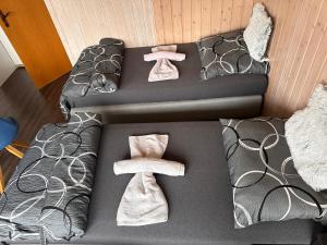 three beds with ties on them in a room at Familie Zimmer in Löhne