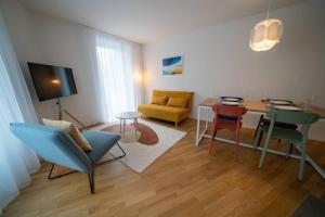 - un salon avec une table et des chaises dans l'établissement theCorner 2-Bedroom Apartment, à Schwändi