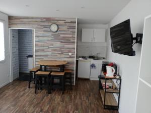 une cuisine avec une table et une horloge murale dans l'établissement Chambre studio, à Calais