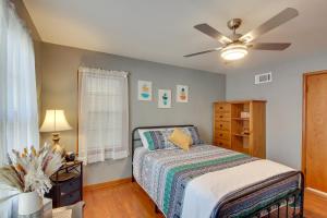 1 dormitorio con 1 cama y ventilador de techo en Missouri Escape with Furnished Patio, Near Downtown! en Nevada