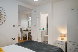 een slaapkamer met een bed en een bureau in een kamer bij Coppergate Mews Apartment Doncaster 3 in Doncaster