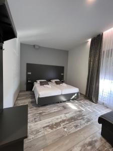 - une chambre avec un grand lit dans l'établissement Super SAN, à Posušje