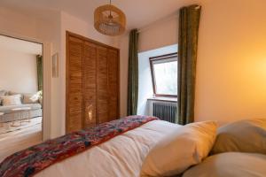 - une chambre avec un lit et une fenêtre dans l'établissement Citystay calme absolu à 5 min de la mer, à Trouville-sur-Mer