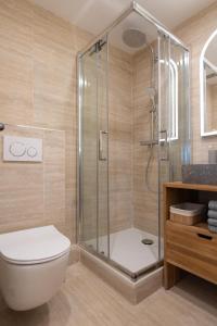 La salle de bains est pourvue d'une douche, de toilettes et d'un lavabo. dans l'établissement Citystay calme absolu à 5 min de la mer, à Trouville-sur-Mer