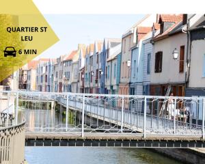 a bridge over a river with houses and buildings at Charmant 2 pièces, 2 couchages séjour glamour in Amiens