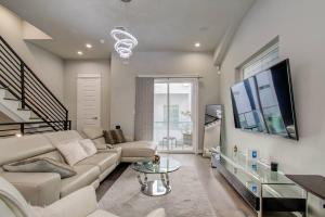 sala de estar con sofá y TV en Luxurious Med Cntr/NRG Townhome en Houston