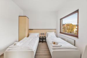 海尔布隆home2stay Apartmenthaus Heilbronn City Kitchen Parking Highspeed Wifi Washroom的带窗户的客房内的两张床