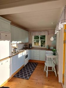 Kuchyň nebo kuchyňský kout v ubytování Idyllische Hütte am Fjordufer