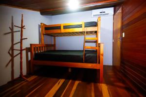 1 Schlafzimmer mit 2 Etagenbetten in einem Zimmer in der Unterkunft Winterville Gravatá Flat 425 - Próximo das piscinas in Gravatá