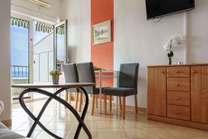 - un salon avec une table à manger et des chaises dans l'établissement Baska Voda Apartment 1, à Baška Voda