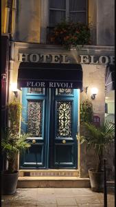 une porte d'entrée d'un magasin avec une porte bleue dans l'établissement Hôtel Flor Rivoli, à Paris