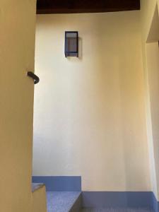 - un coin d'une chambre avec une fenêtre sur un mur dans l'établissement Casa Teresa, à Germignaga